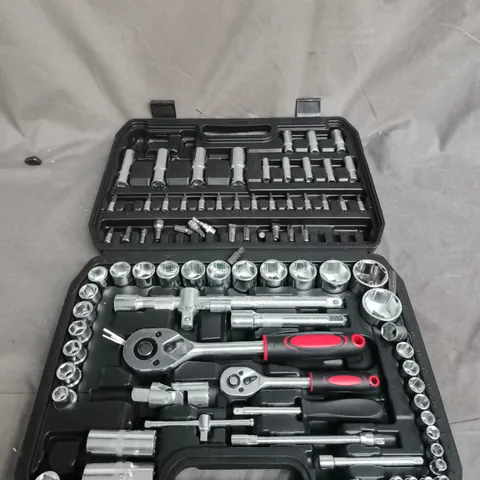 SOCKET SET WITH RATCHETS IN CARRY CASE
