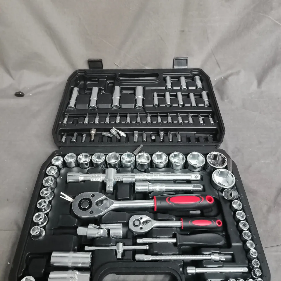 SOCKET SET WITH RATCHETS IN CARRY CASE
