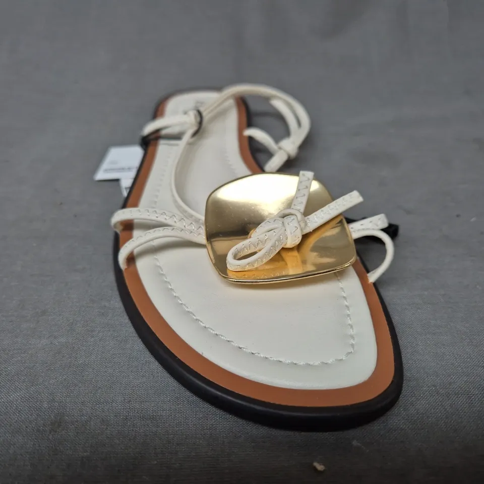 PAIR OF ZARA OPEN TOE FLAT SANDALS IN WHITE EU SIZE 37