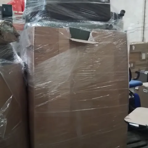 PALLET CONTAINING A LARGE QUANTITY OF SUITCASES
