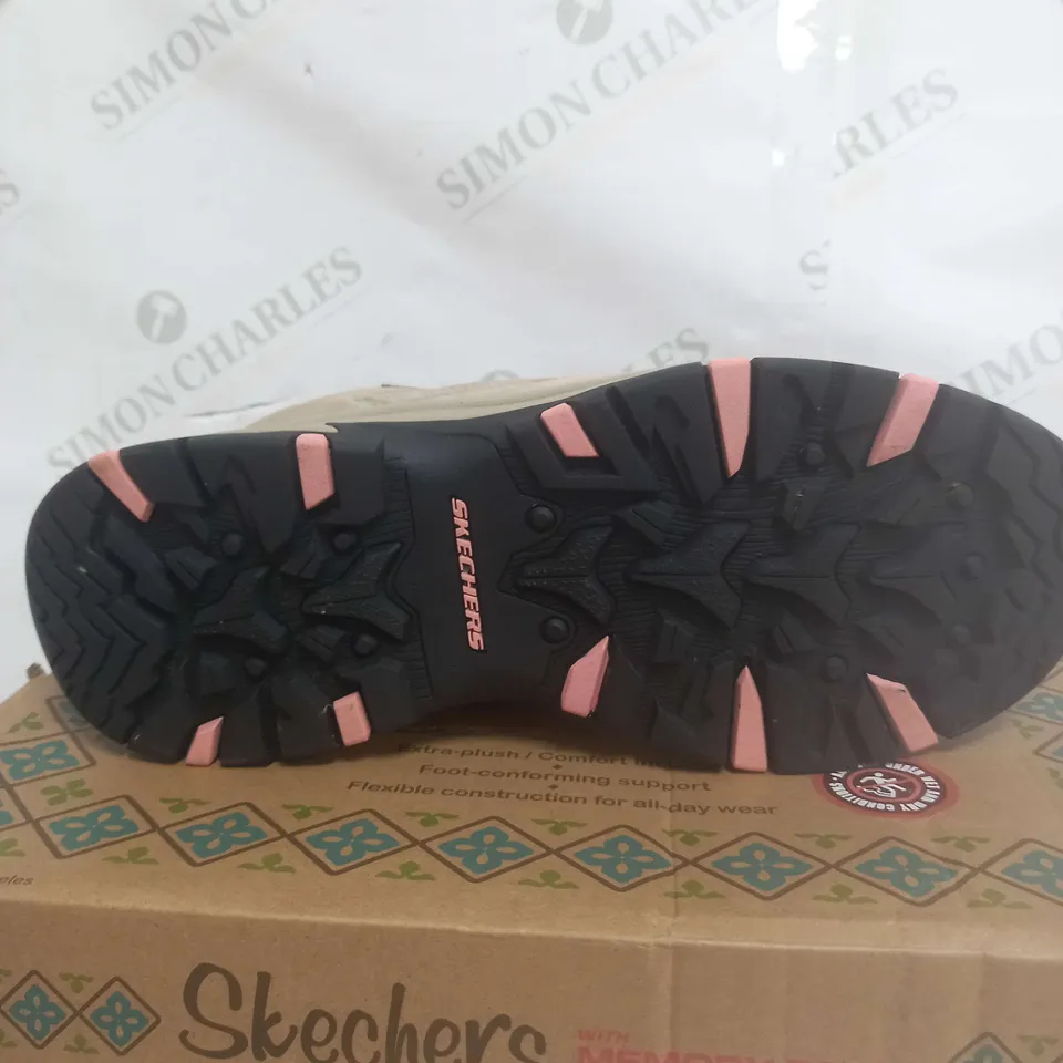 SKETCHERS WATERPROOF BOOT SIZE 8