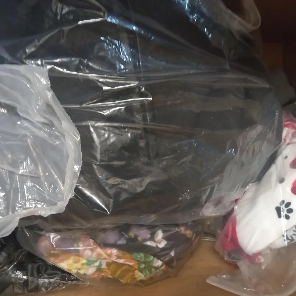 BOX OF APPROXIMATELY 10 ASSORTED CLOTHING AND FASHION ITEMS OF VARIOUS COLOURS AND STYLES TO INCLUDE GYM SHARK, PEP & CO, ETC