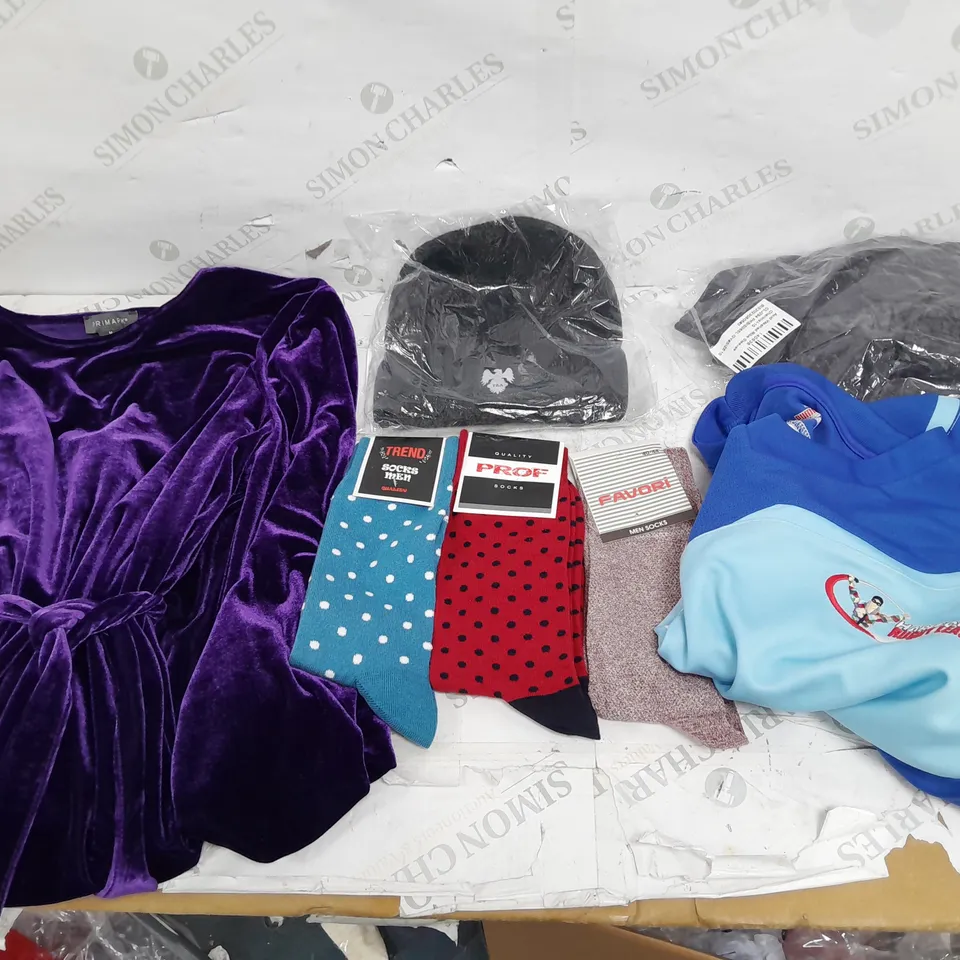 BOX OF APPROXIMATELY 18 ASSORTED ITEMS TO INCLUDE - DRESSES , JUMPERS , AND  T-SHIRTS ETC