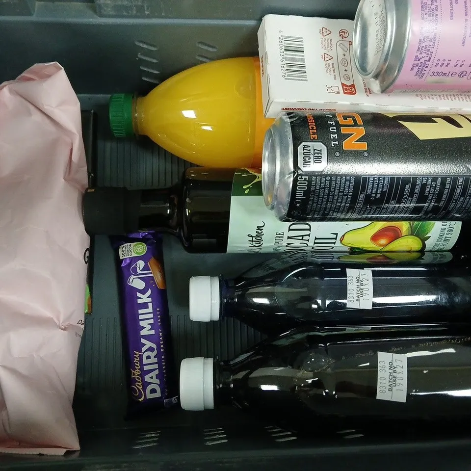 APPROXIMATELY 10 ASSORTED FOOD AND DRINK ITEMS TO INCLUDE MAYONNAISE, DRAGONFLY TEA, ETC