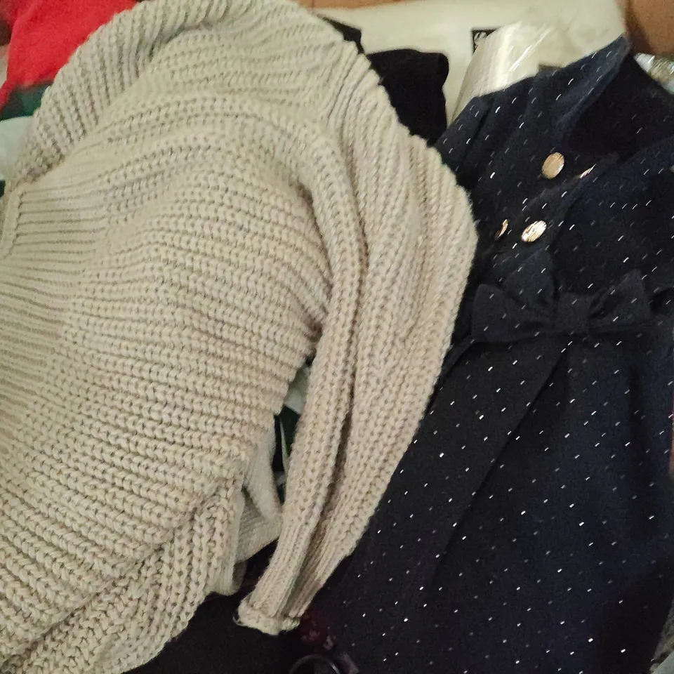 PALLET OF ASSORTED HOUSEHOLD AND CLOTHING ITEMS TO INCLUDE 15TOG DUVETS, CLOTHES AIRER, VARIOUS CLOTHING ITEMS AND WARHAMMER MAGAZINES 