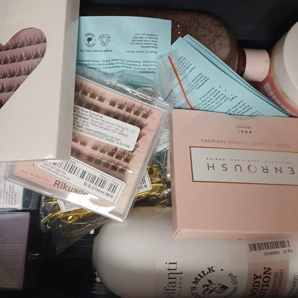 APPROXIMATELY 20 ASSORTED COSMETIC ITEMS INCLUDING VARIOUS MAKES AND BRANDS - COLLECTION ONLY