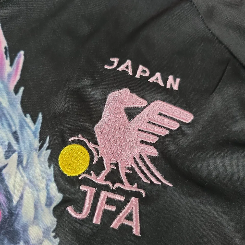ADIDAS JAPAN FOOTBALL ASSOCIATION DRAGON GRAPHIC T‑SHIRT – BLACK – SLIM FIT – UK L