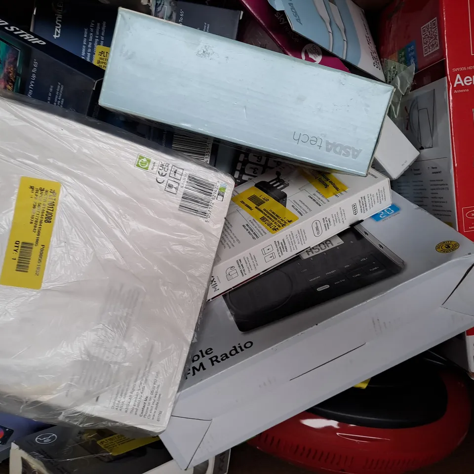 BOX OF APPROXIMATELY 50 ASSORTED ELECTRICAL ITEMS TO INCLUDE FM ALARM CLOCK, FIRE TV STICK, WIRED HEADPHONES, ETC