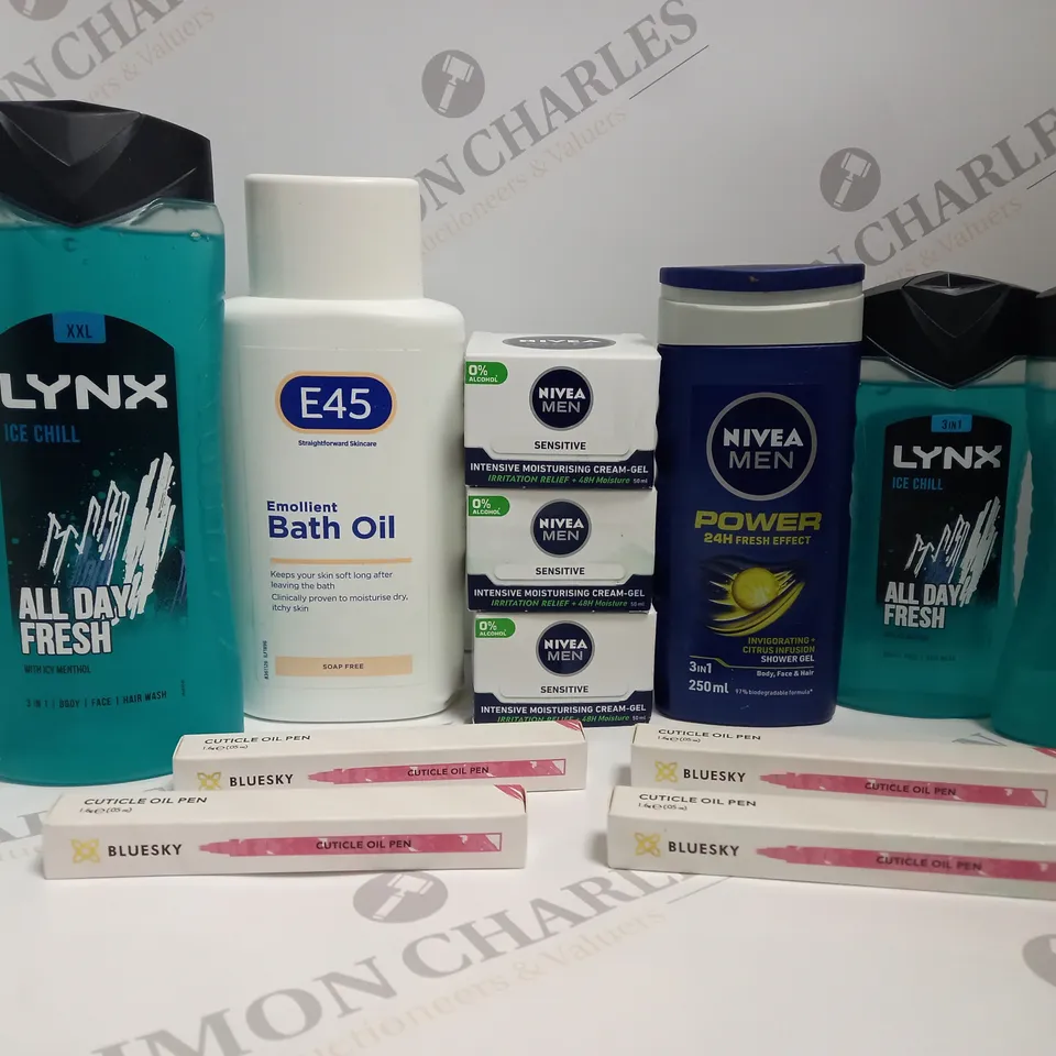 BOX OF APPROX 10 ASSORTED BEAUTY PRODUCTS TO INCLUDE NIVEA MEN MOISTURISING CREAM-GEL, LYNX ICE CHILL BODY WASH, E45 BATH OIL, ETC 