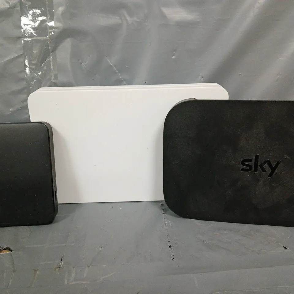 APPROXIMATELY 8 ASSORTED ITEMS TO INCLUDE - SKY HUB EM150 , SKY HUB SR213 ETC 