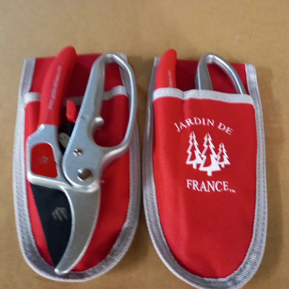 LOT OF 2 JARDIN DE FRANCE SECATEURS 