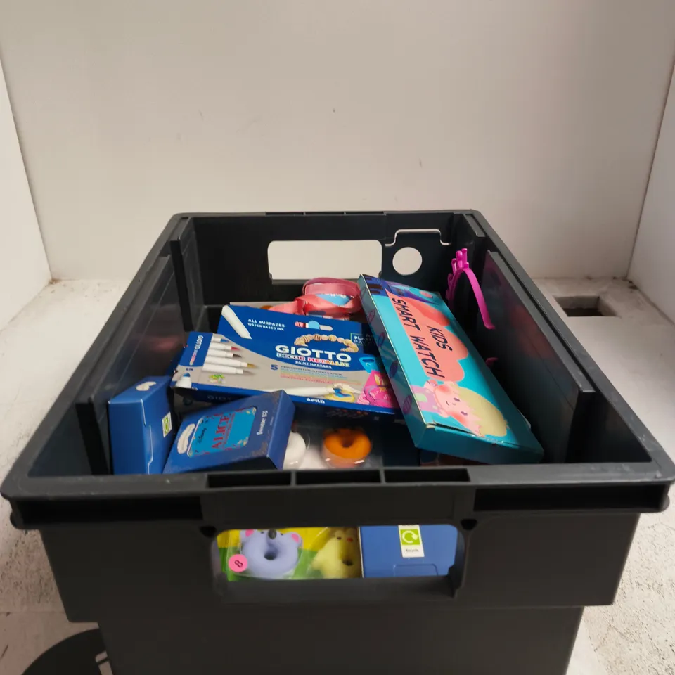 TOTE OF APPROXIMATELY 20 ASSORTED TOY/GAME ITEMS TO INCLUDE DISNEY MINI BOOKS, SQUISHY DESSERT, MINI ANIMAL SQUISHOS, GIOTTO PAINT MARKERS ETC