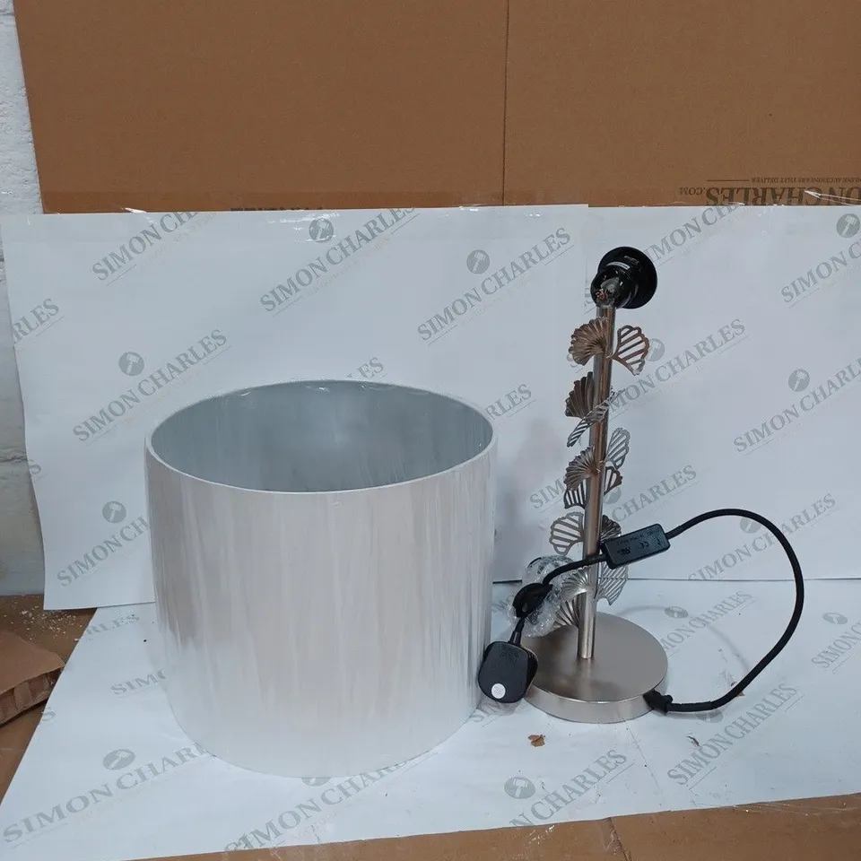 DESIGNER LEAF DETAL TABLE LAMP