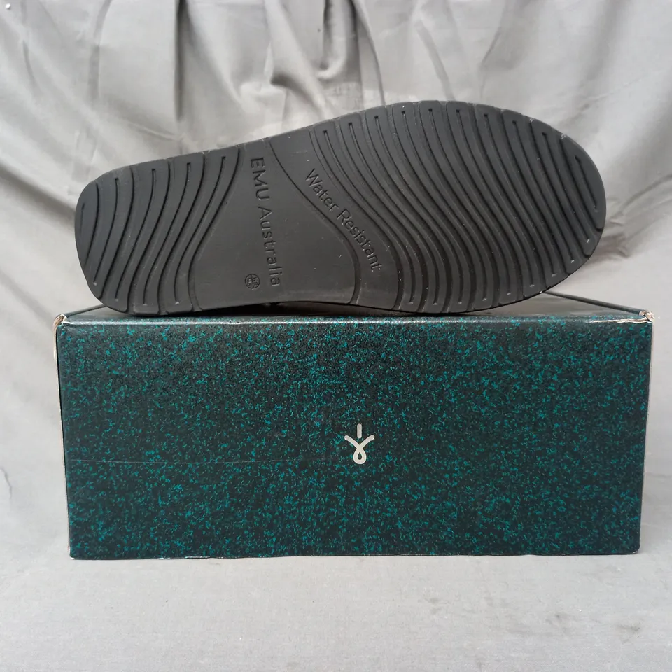 BOXED PAIR OF EMU AUSTRALIA BOOTS IN BLACK SIZE 7
