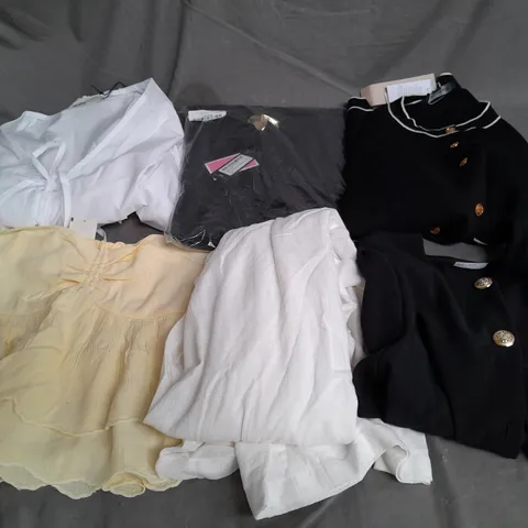 APPROXIMATELY 20 ASSORTED CLOTHING ITEMS IN VARIOUS SIZES AND STYLES TO INCLUDE - TOPS, DRESS, CARDIGAN, ETC