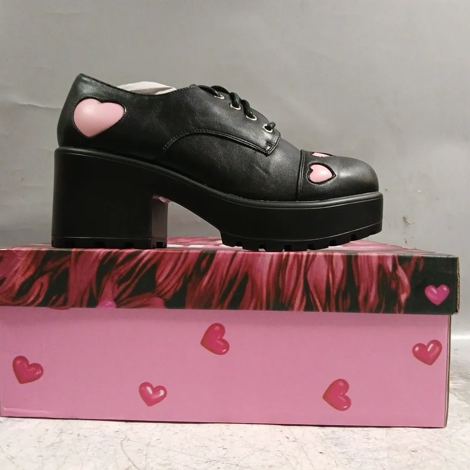 BOXED PAIR OF KOI SHOES IN BLACK W. PINK HEARTS SIZE UK 5