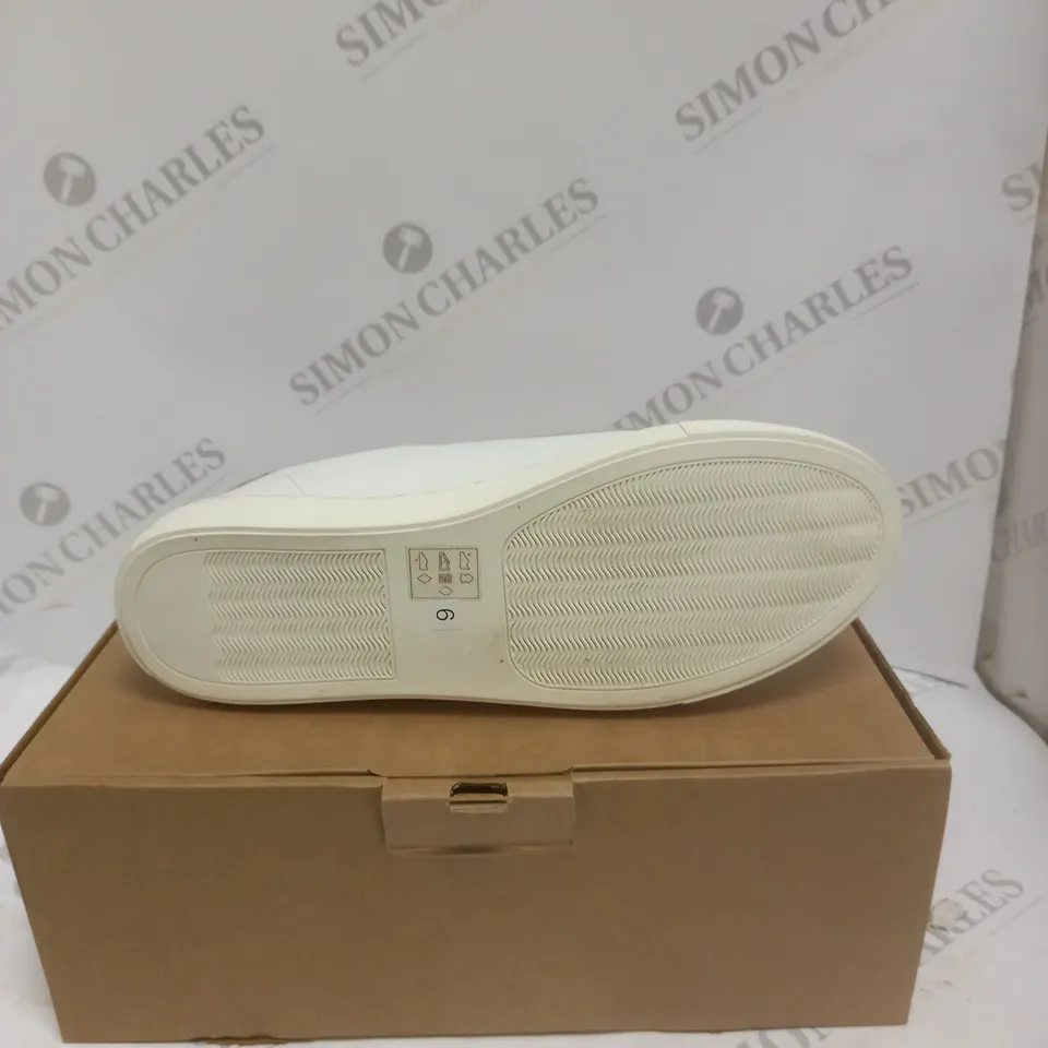 BOXED PAIR OF MAISON DE NIMES LEATHER ZIP SIDE TRAINERS IN WHITE - SIZE 6