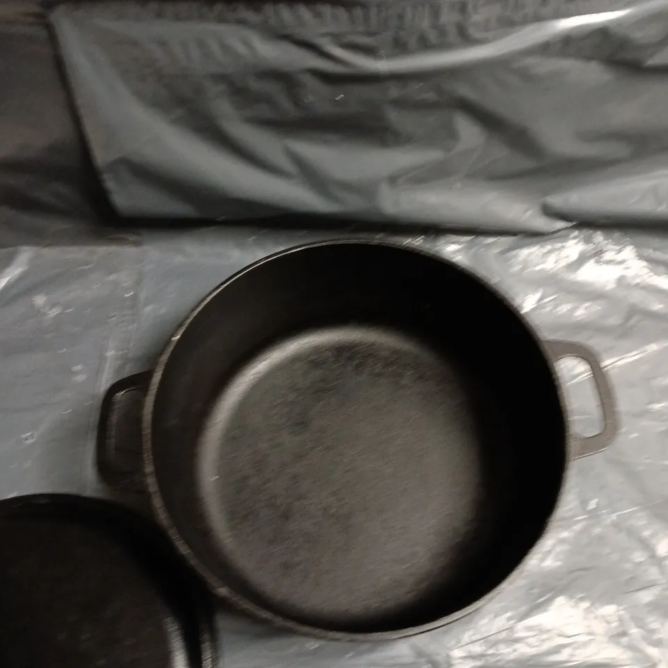 CAST IRON DUTCH OVEN WITH LID