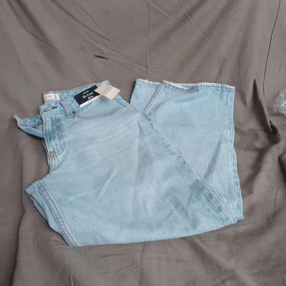 ABERCROMBIE & FITCH THE LOOSE HIGH RISE JEAN IN LIGHT BLUE DENIM SIZE 28/6 SHORT