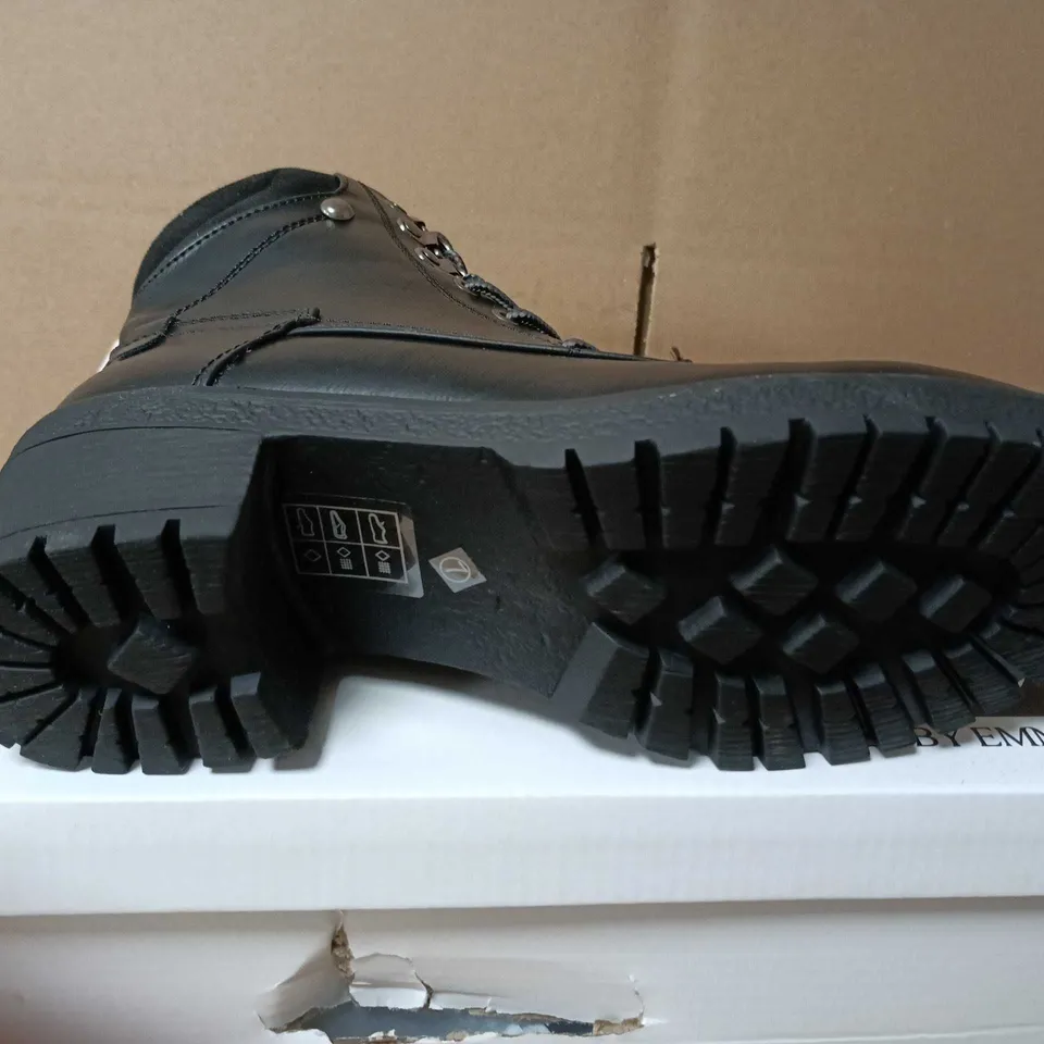 BOXED PAIR OF EMMA SHOES BY EMMA – BLACK LEATHER LACE-UP ANKLE BOOTS WITH FUR LINING - SIZE 7