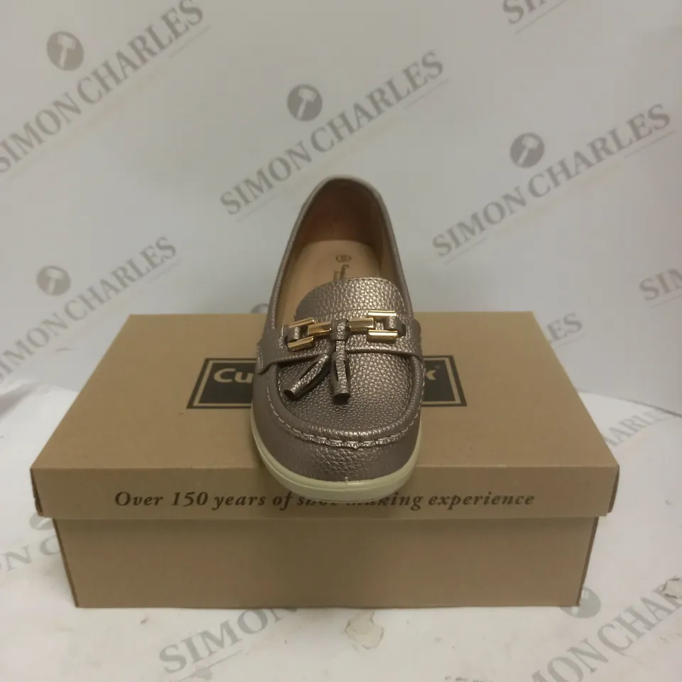 BOXED PAIR OF CUSHION WALK LOAFERS IN PEWTER - SIZE 5