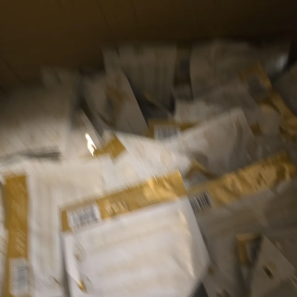 BOX OF APPROXIMATELY 300 SENSORY RETREATS DIVINE EYES SELF-HEATING EYE MASK