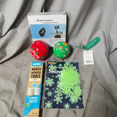 APPROXIMATELY 15 ASSORTED HOUSEHOLD ITEMS TO INCLUDE EAST END PRESS BAUBLES, NAKED WONDER TOILET TABS AND GLOW IN THE DARK SNOWFLAKES