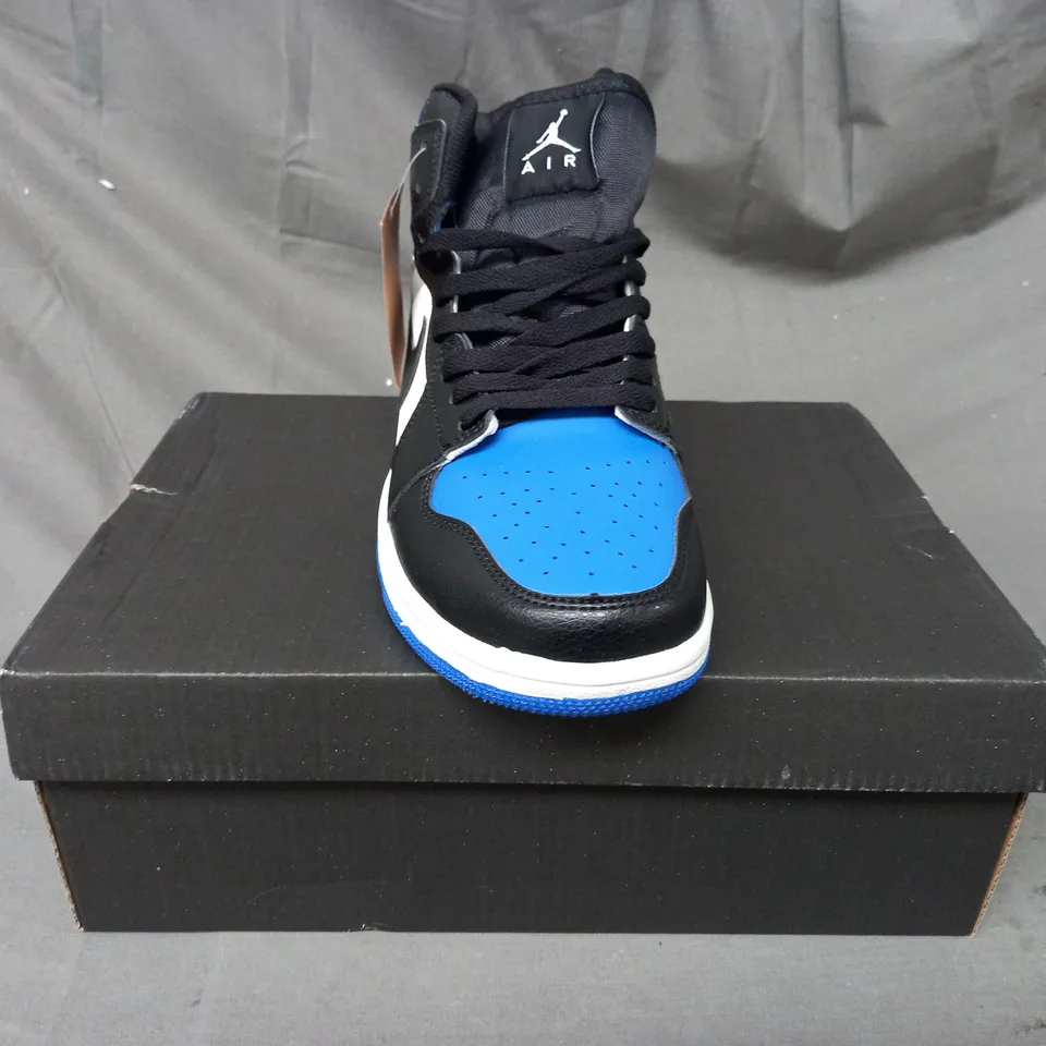 BOXED PAIR OF NIKE AIR JORDAN SHOES IN WHITE/BLUE/BLACK UK SIZE 5.5