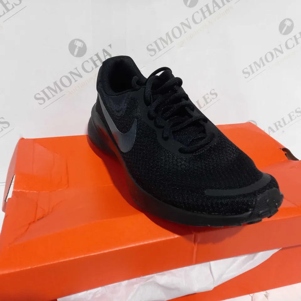 BOXED NIKE REVOLUTION 7 BLACK - UK SIZE 5
