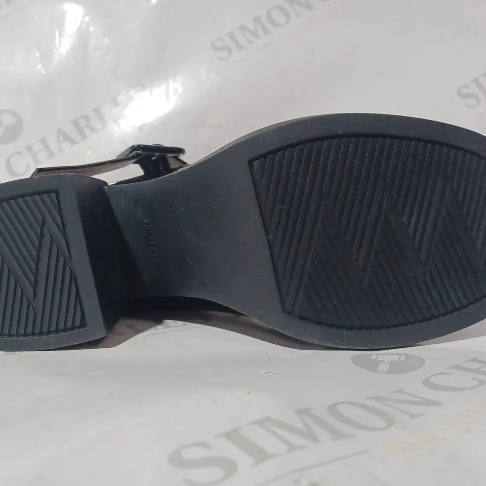 BOXED PAIR OF XINYITAI BLOCK HEEL SHOES IN GLOSSY BLACK SIZE UNSPECIFIED