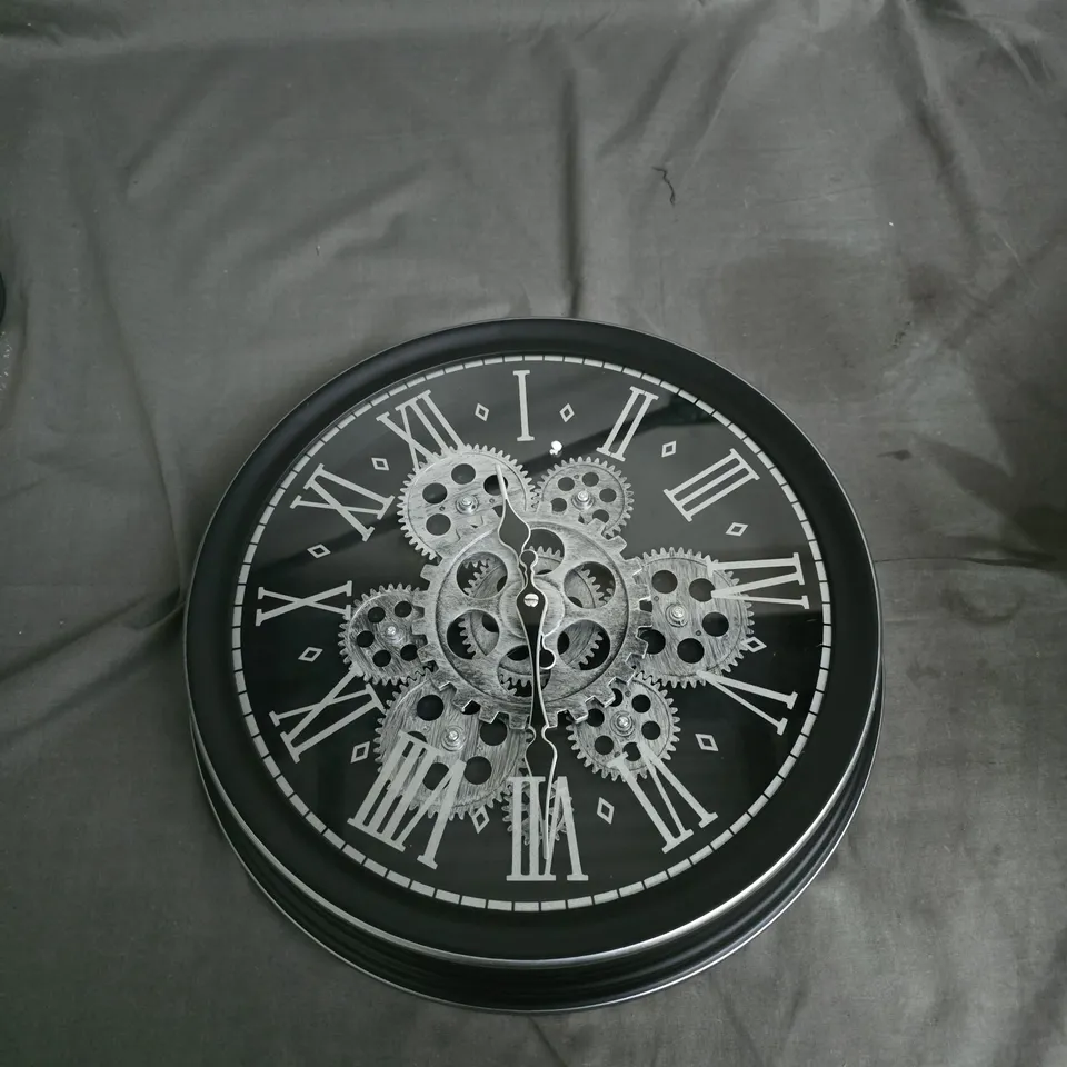 WALL CLOCK WITH EXPOSED GEARS