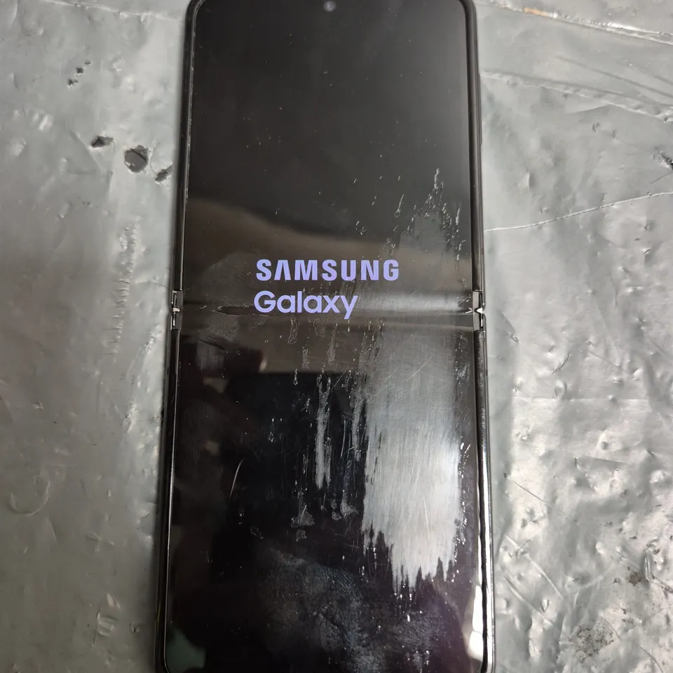 SAMSUNG GALAXY FLIP PHONE 