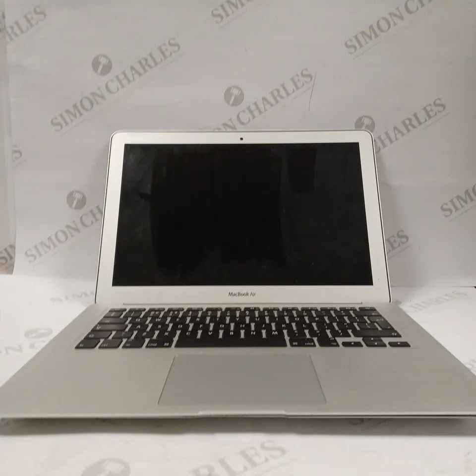 MACBOOK AIR IN SILVER 