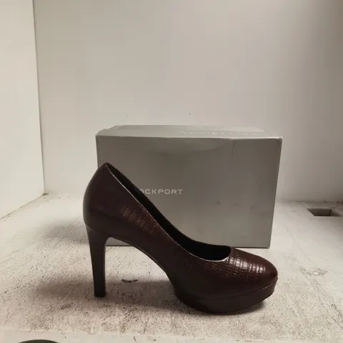 ROCKPORT WOMEN'S BROWN CROCODILE-TEXTURE LEATHER PLATFORM HEEL – BOXED SIZE 8