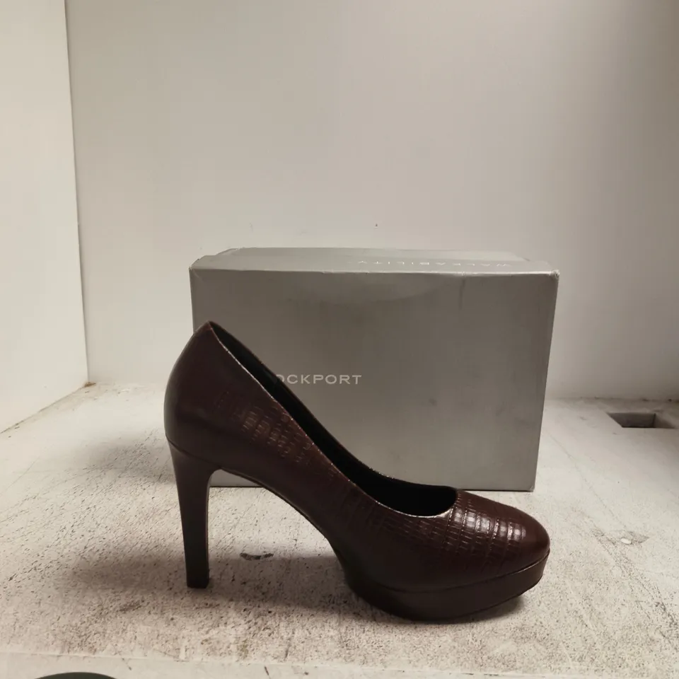 ROCKPORT WOMEN'S BROWN CROCODILE-TEXTURE LEATHER PLATFORM HEEL – BOXED SIZE 8