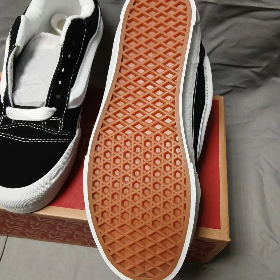 VANS KNU SKOOL BLACK/TRUE WHITE SNEAKERS – MEN’S US 9.5 (EU 42.5)