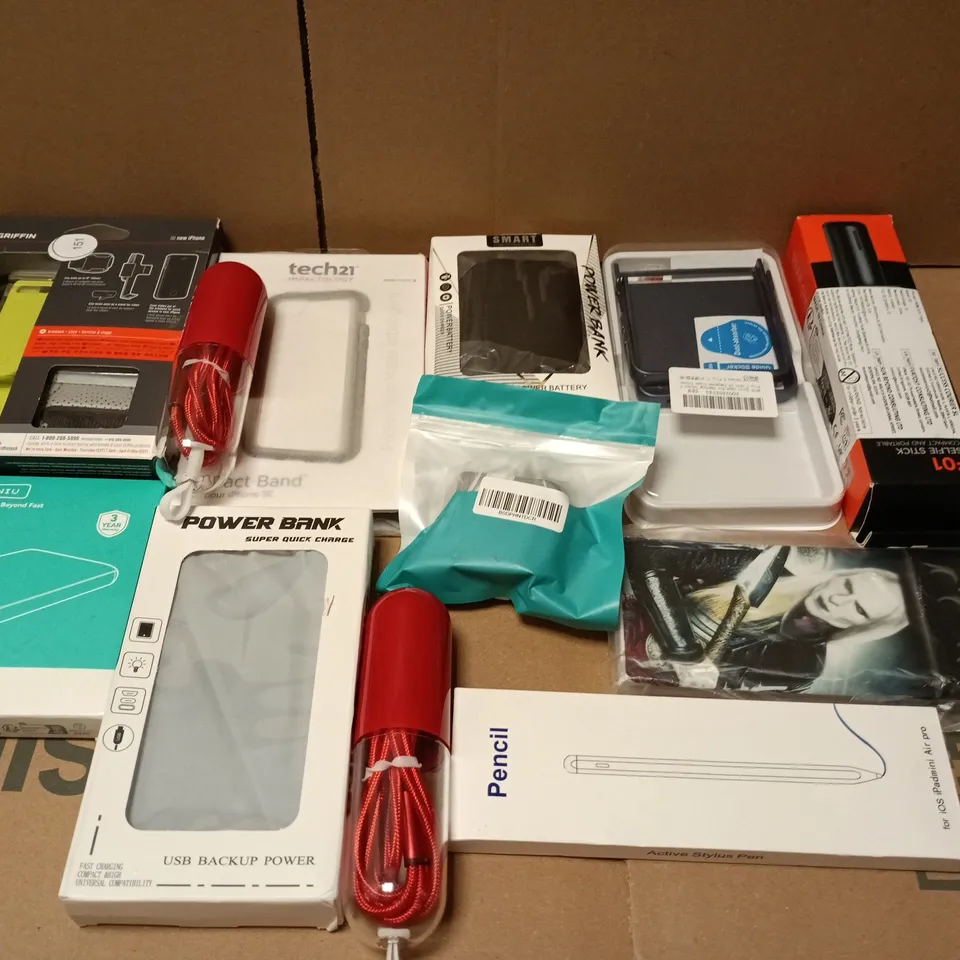 APPROXIMATELY 15 ASSORTED PHONE ITEMS TO INCLUDE PHONE CASES, POWER BANKS AND CHARGERS 