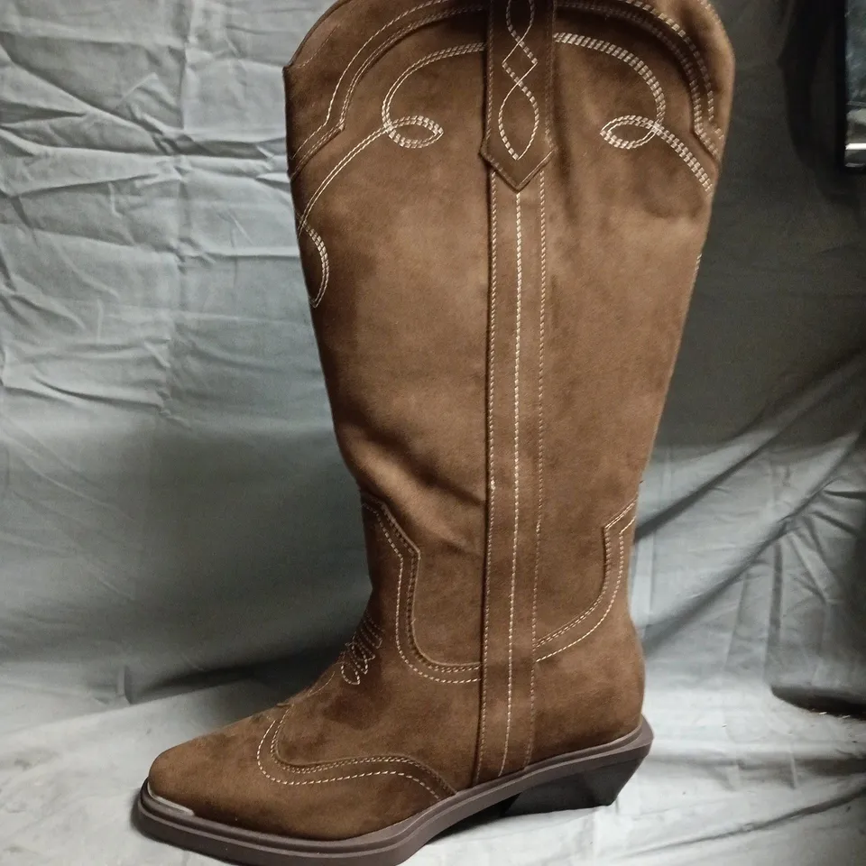WOMEN'S BROWN SUEDE KNEE-HIGH BOOTS WITH WHITE STITCHING - 8W