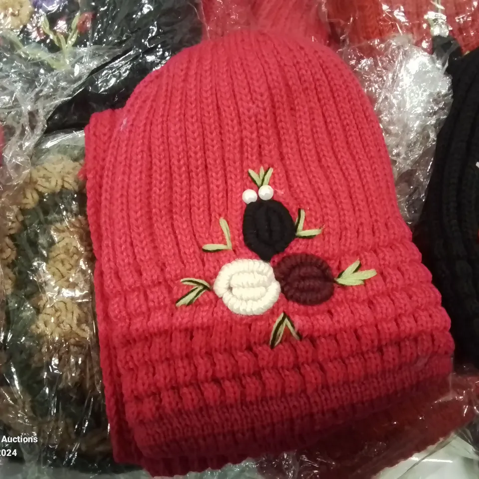 LOT CONTAINING LARGE AMOUNT OF BAGGED WOOLEN HATS IN VARIOUS COLOURS AND DESIGNS 