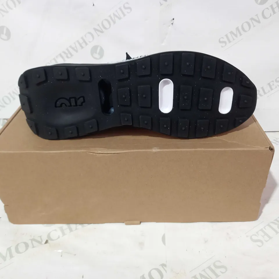 BOXED PAIR OF NIKE FLYKNIT SHOES IN WHITE/BLACK UK SIZE 7