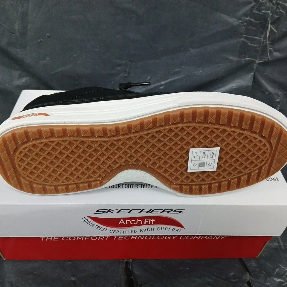 BOXED PAIR OF SKECHERS TRAINERS - UK SIZE 4.5