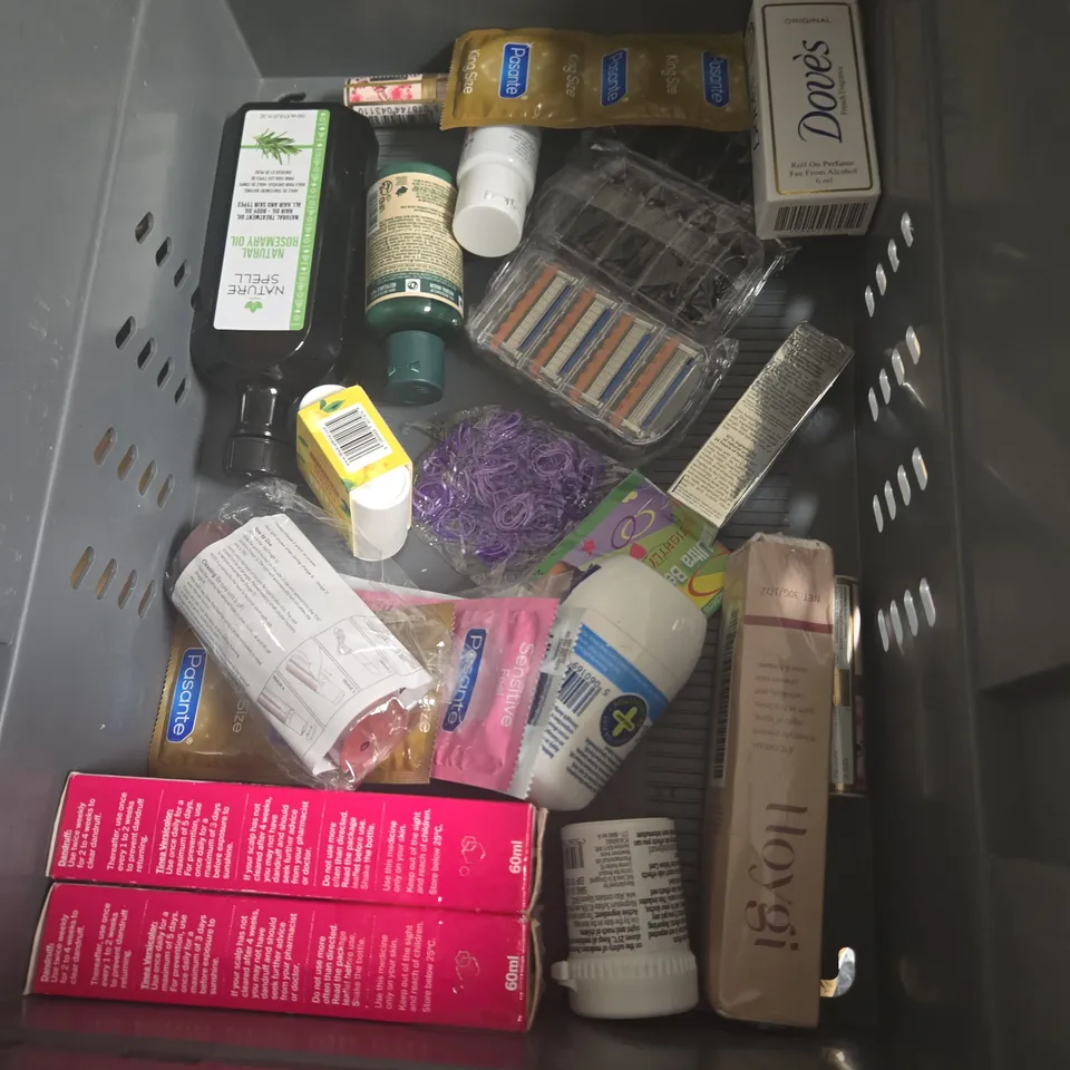 APPROXIMATEY 20 ASSORTED HEALTH AND BEAUTY PRODUCTS TO INCLUDE - GEM SKIN-LOVING DEODORANT - SURI BRUSH HEADS - THE BODY SHOP GINGER SHAMPOO - ETC