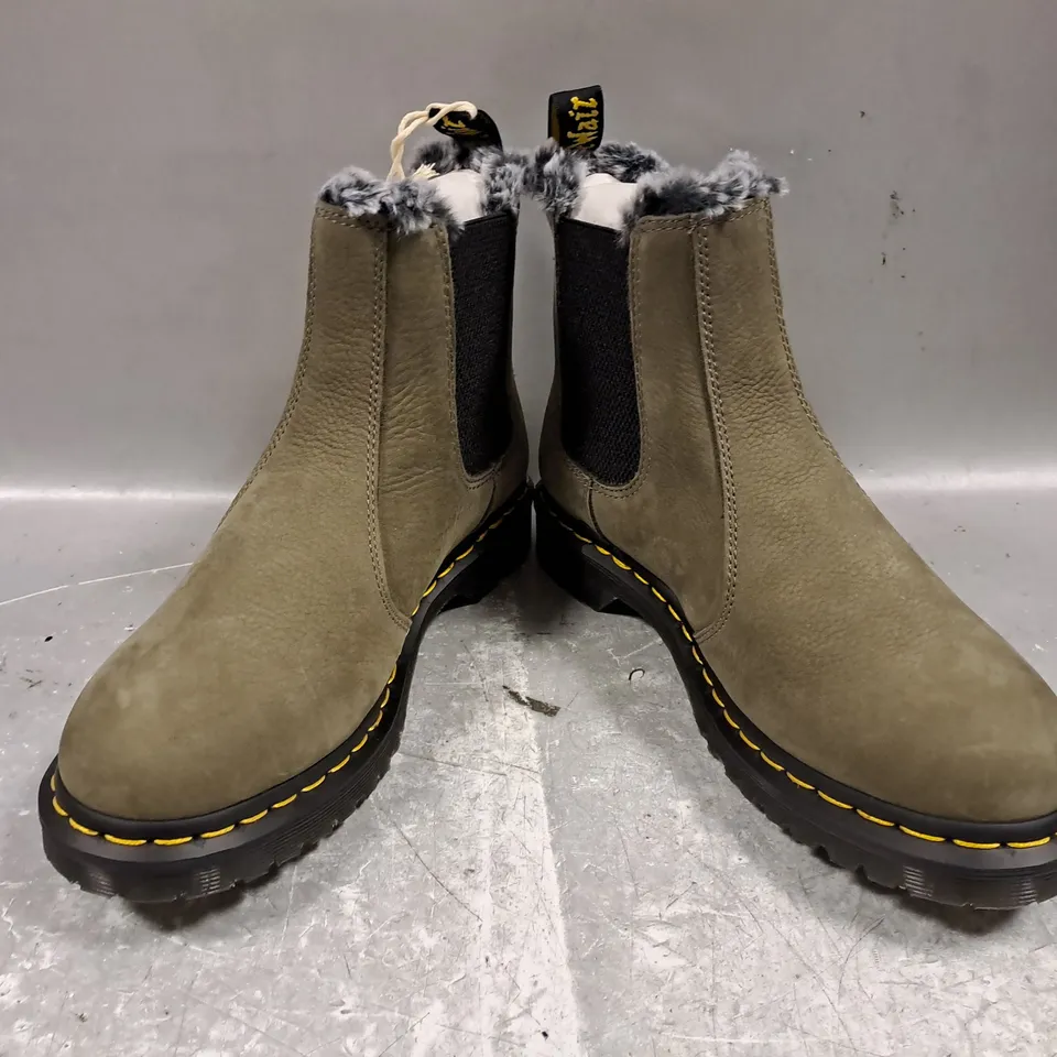 BOXED PAIR OF DR MARTENS 2976 LEONORE ELASTIC SIDED ANKLE BOOTS IN GREY UK SIZE 7