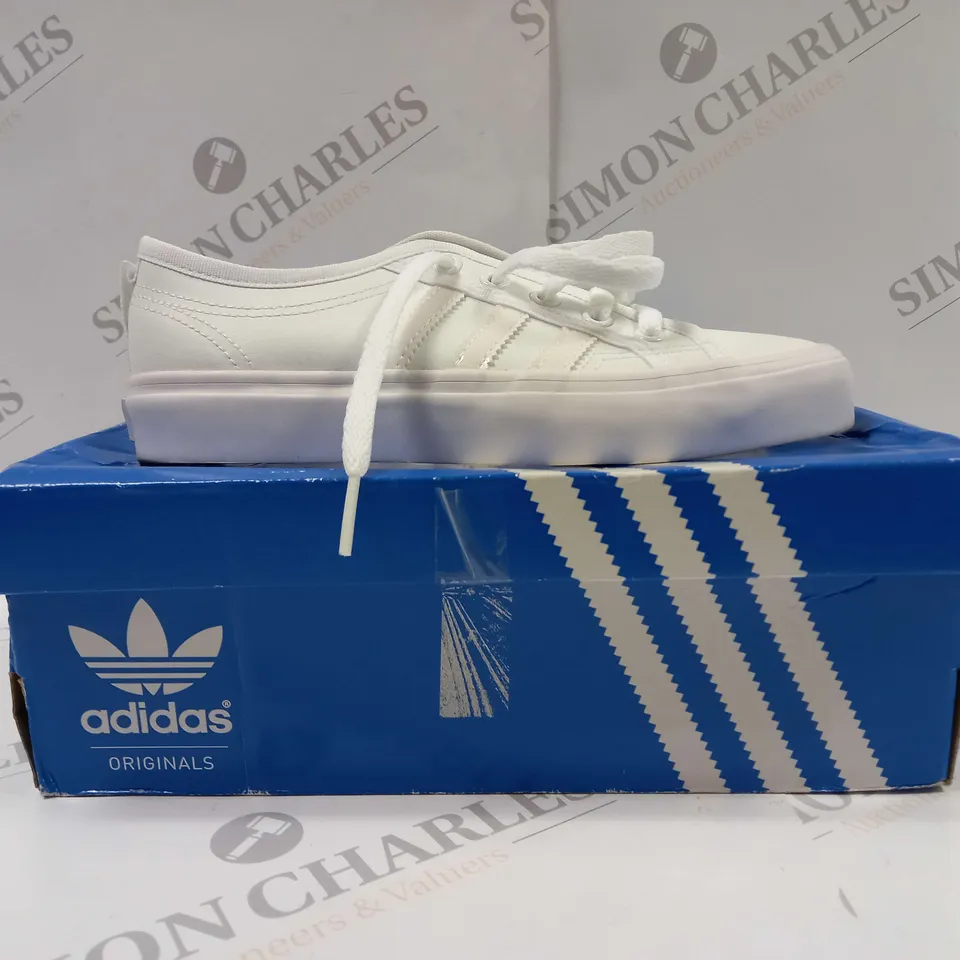 BOXED PAIR OF ADIDAS ORIGINALS B96300 NIZZA TRAINERS UK SIZE 3 