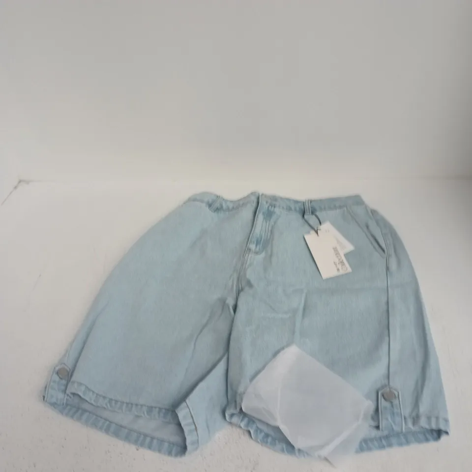 BOX OF APPROXIMATELY 20 ASSORTED CLOTHING TO INCLUDE: VERY COLLECTION JEAN SHORTS