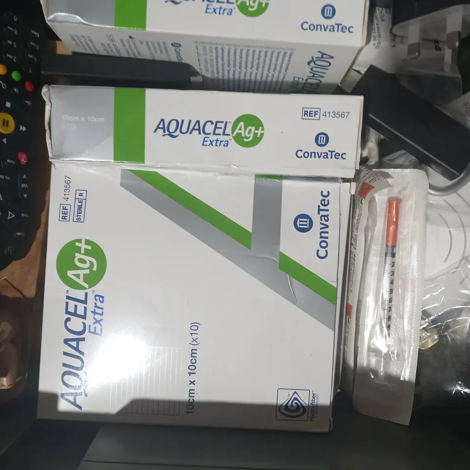 LOT OF APPROXIMATELY 10 ASSORTED HOUSEHOLD ITEMS TO INCLUDE SHARPIE MARKERS, PAPER CHAINS, LACES, ETC