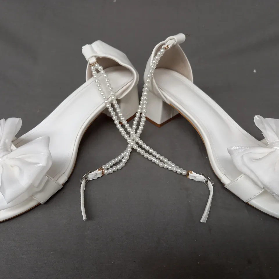 BOXED PAIR OF DESIGNER OPEN TOE LOW BLOCK HEEL SANDALS IN WHITE W. BOW DETAIL EU SIZE 40