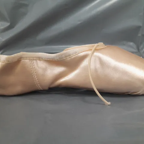BOXED PAIR OF BLOCH POINTED SHOES IN PINK SIZE 6.5