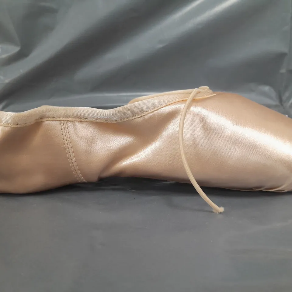 BOXED PAIR OF BLOCH POINTED SHOES IN PINK SIZE 6.5
