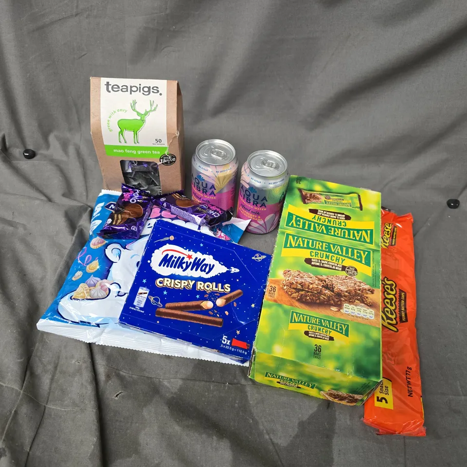APPROXIMATELY 12 ASSORTED FOOD & DRINK ITEMS TO INCLUDE TEA PIGS GREEN TEA, AQUA LIBRA SPARKLING WATER, NATURE VALLEY CRUNCHY BARS, ETC - COLLECTION ONLY